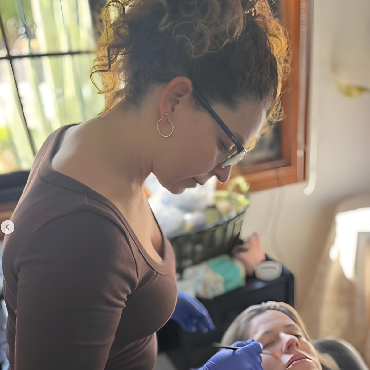 Alejandra R. Vargas realizando un diagnóstico personalizado en su consulta de enfermería dermoestética en Granada